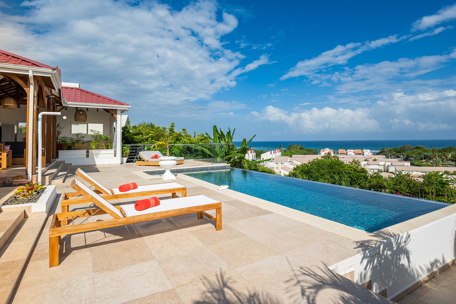 Piscine a débordement avec vue sur mer et transats Guadeloupe Saint-Francois